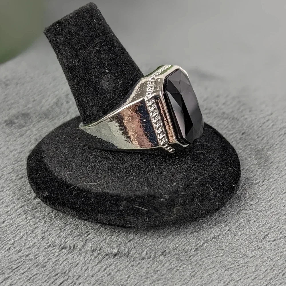 Silver color dark stone signet ring, 8, unisex